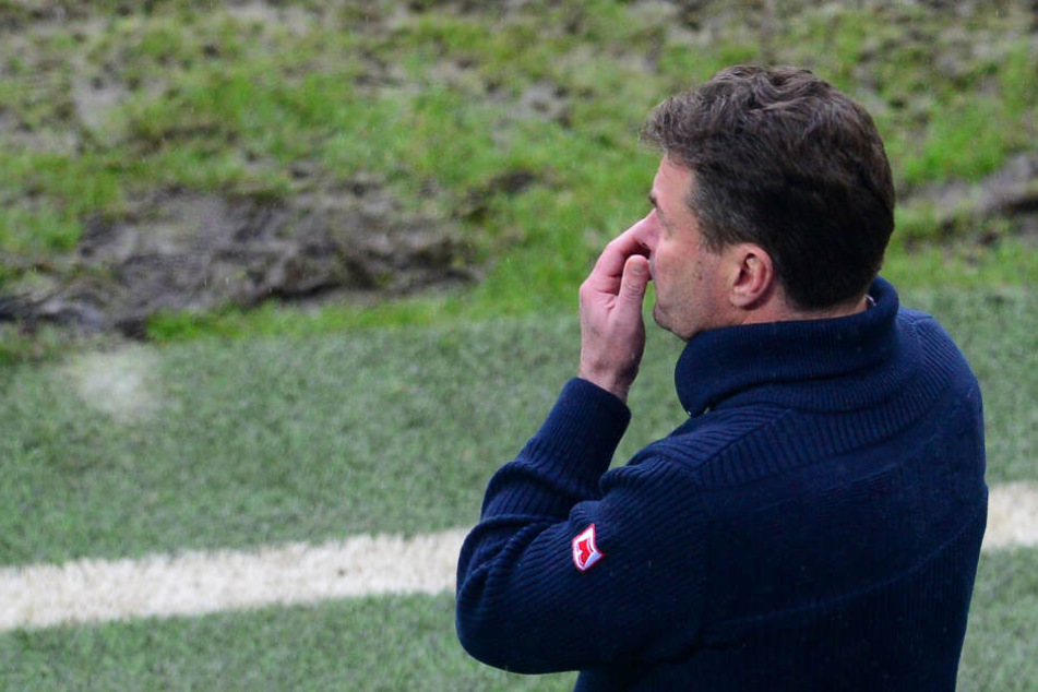 HSV-Trainer Dieter Hecking fasste sich nach der Niederlage an die eigene Nase.