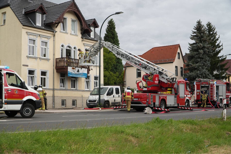 Die Einsatzkräfte rückten nach Markkleeberg aus: Ein Balkon hatte Feuer gefangen.