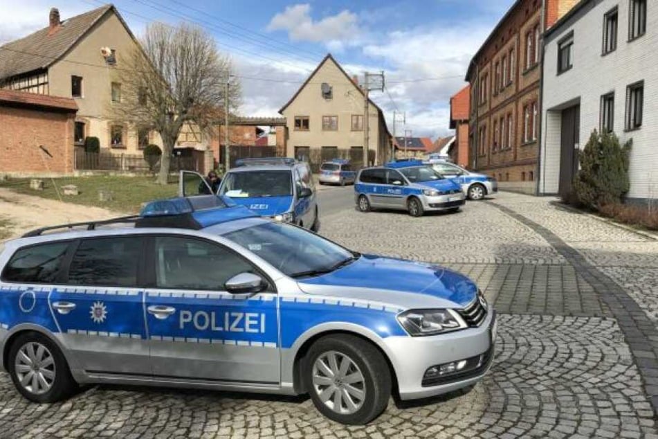20 Streifenwagen rückten an, riegelten das komplette Dorf ab.
