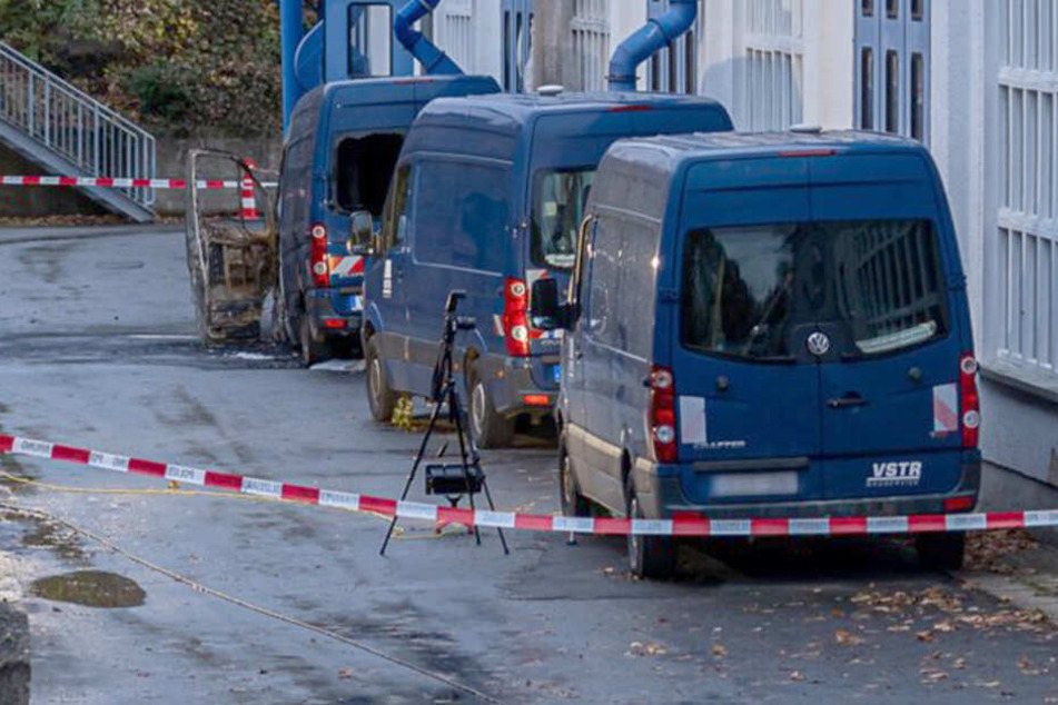 Brandanschlag auf Baufirma in Rodewisch: Der Transporter brannte völlig aus.