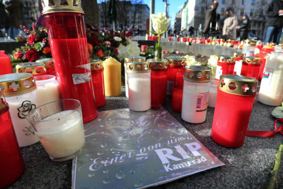 Am Ort des schrecklichen Zwischenfalls gedenken viele Menschen dem Opfer.