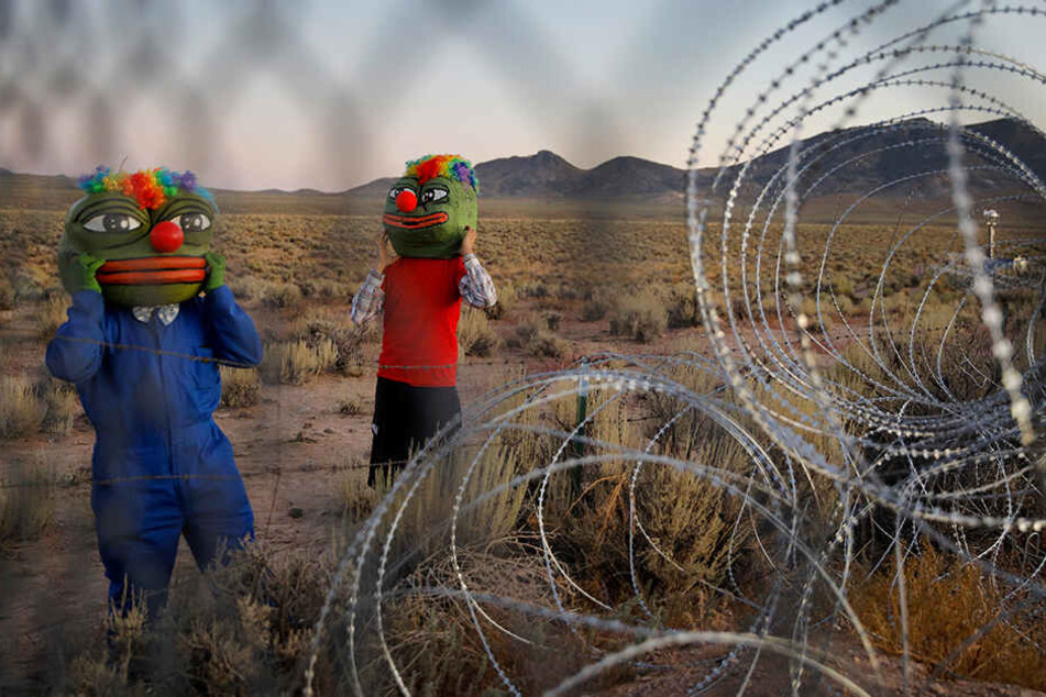 Martin Custodio und Rafael Castillo tragen Pepe-Masken, während sie sich dem Stacheldraht beim Storm Area 51 Basecamp Event nähern.