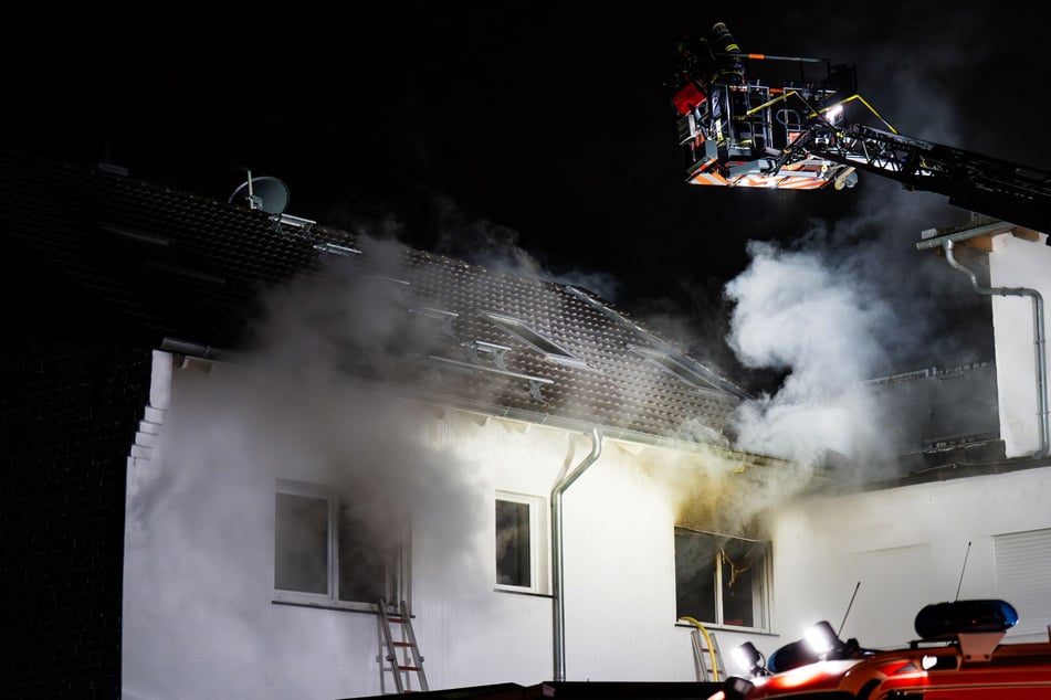 Drei Personen hatte die Feuerwehr mittels Leitern aus dem brennenden Wohnhaus gerettet.