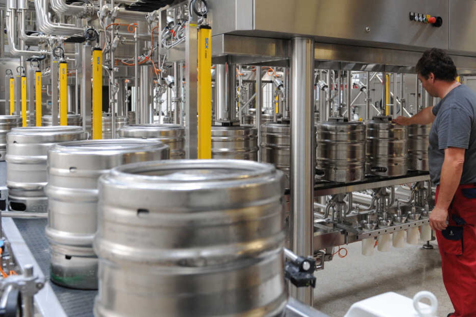 Die Radeberger-Gruppe und die Privatbrauerei Krombacher heben die Preise für ihr Fassbier an (Symbolbild).