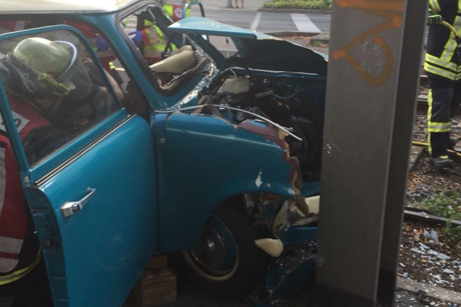 Der Trabi war gegen einen Masten geknallt.