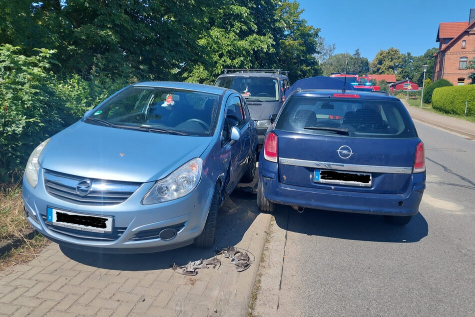 Ein Opel war im Landkreis Harz frontal in zwei parkende Autos gekracht.