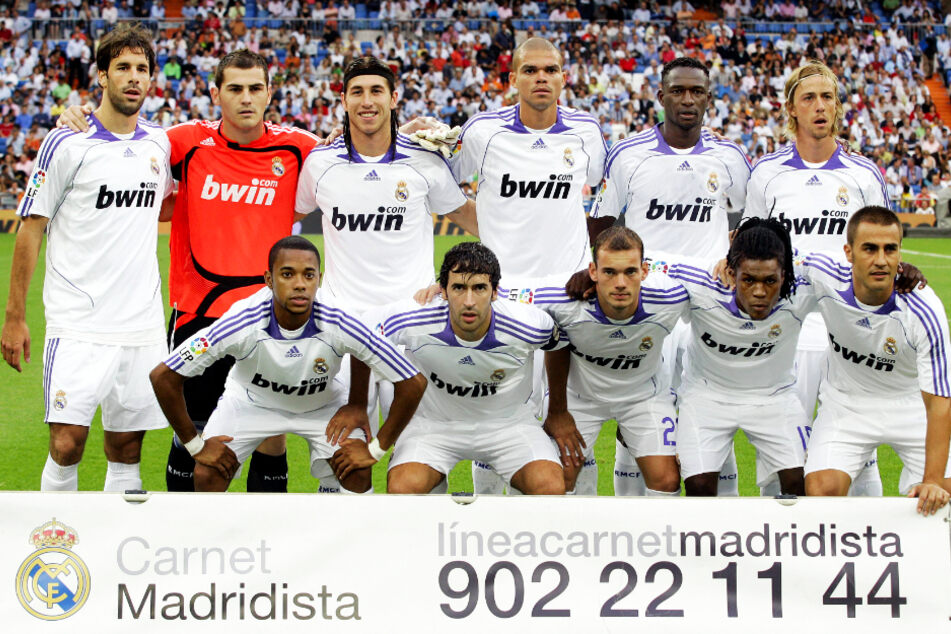 Royston Drenthe (33, untere Reihe, 2.v.r.) spielte in der Saison 2007/08 an der Seite vieler Stars. Oben, von links: Ruud van Nistelrooy, Iker Casillas, Sergio Ramos, Pepe, Mahamadou Diarra und Guti. Unten, von links: Robinho, Raul, Wesley Sneijder und Fabio Cannavaro.