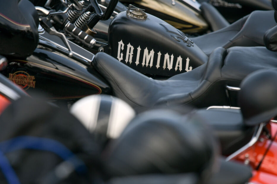 Der Schriftzug "Criminal" ist in Hamburg auf dem Friedhof Ohlsdorf bei einer Trauerfeier der Hamburger Hells Angels auf einem Motorrad zu lesen (Symbolbild).