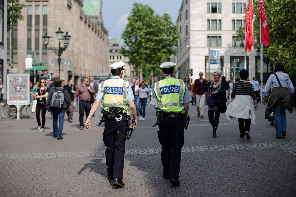 Zwei Polizisten auf Streife in der Düsseldorfer Altstadt (Archivbild).