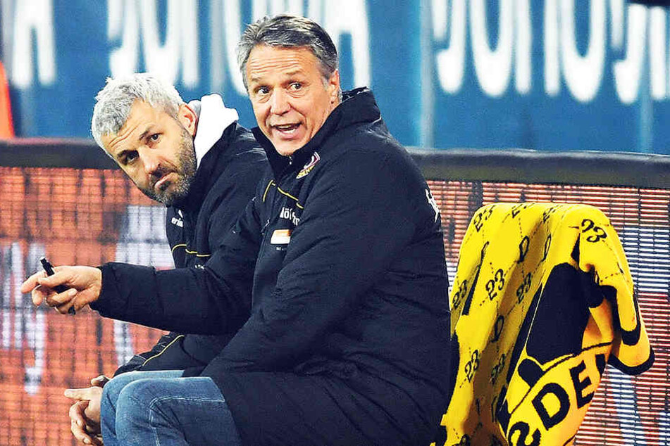 Da schauen sie entsetzt: Cheftrainer Uwe Neuhaus und sein Co Peter Nemeth waren nach dem 0:1 in Fürth enttäuscht.