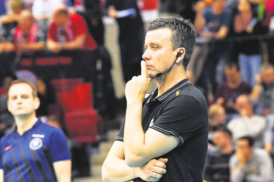 Finstere Miene im Spiel, dennoch nicht unzufrieden nach dem Spiel: DSC-Trainer Alexander Waibl.