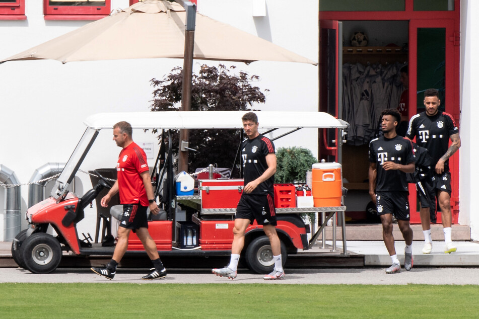 Trainer Hansi Flick (l-r), Robert Lewandowski, Kingsley Coman und Corentin Tolisso vom FC Bayern München gehen auf dem Trainingsgelände des FC Bayern an der Säbener Straße zu einem verdeckten Trainingsplatz.