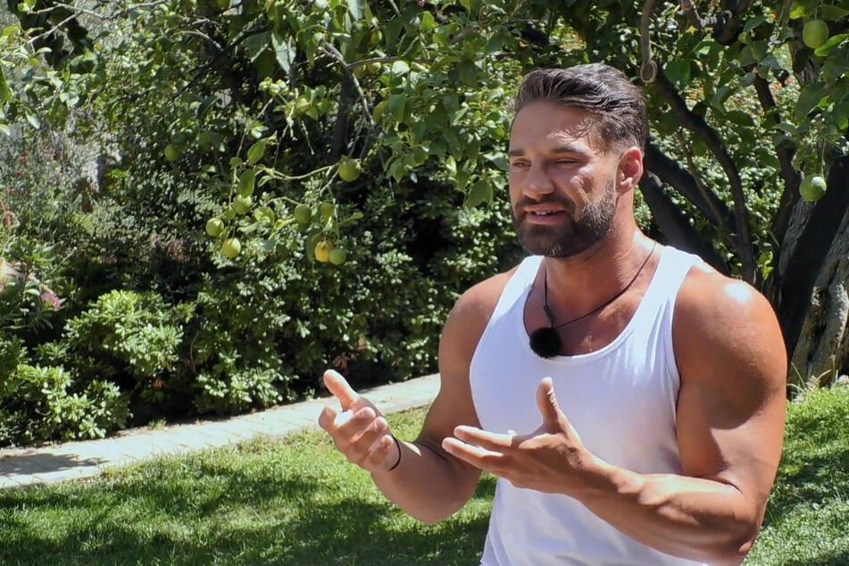 Aleks (34) scheint zu verstehen, was Vanessa (25) von ihm will.