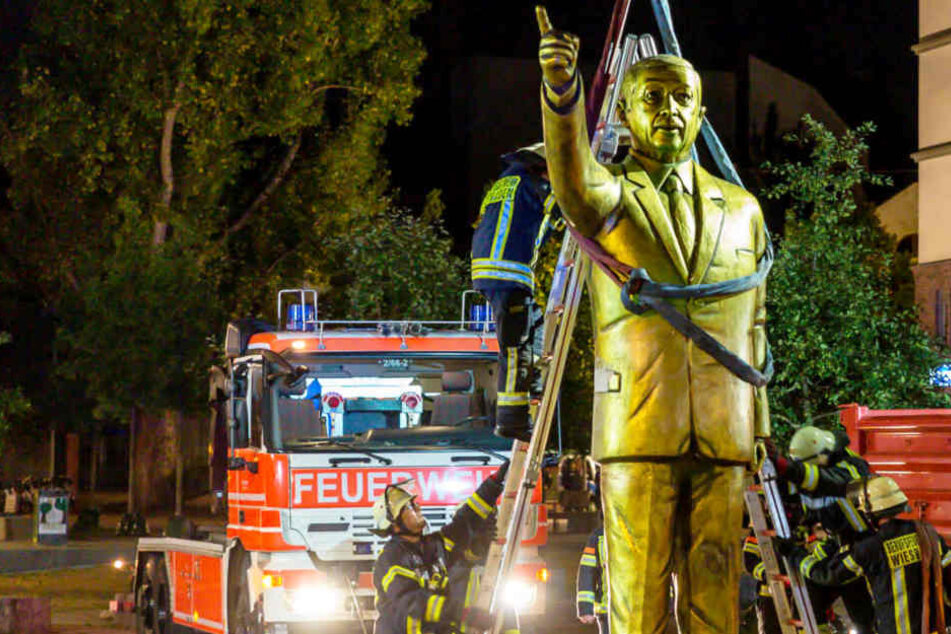 Am Dienstagabend wurde die etwas vier Meter hohe Erdogan-Statue abtransportiert.