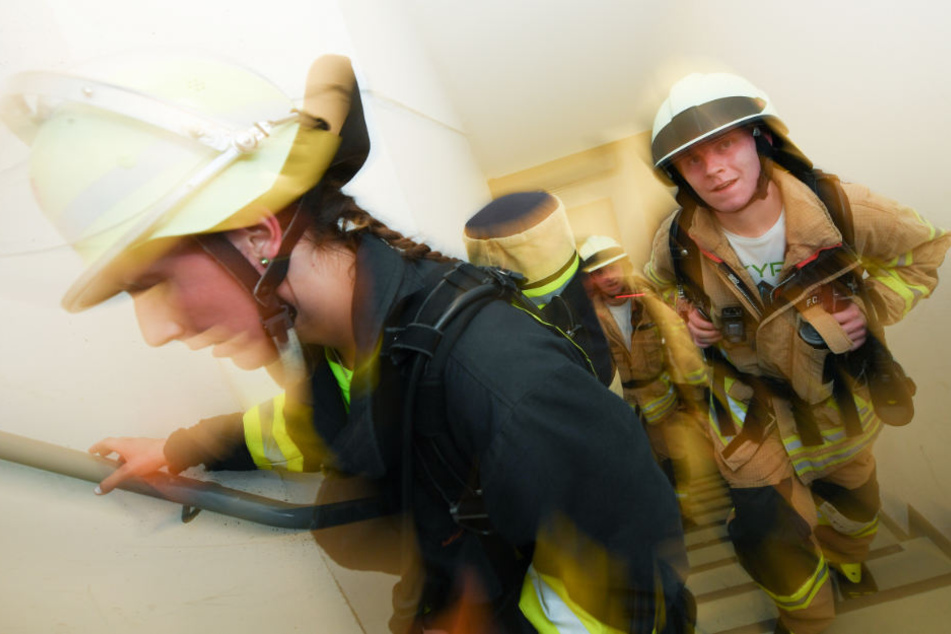 Auch Feuerwehrmannschaften nehmen traditionell am SkyRun teil.