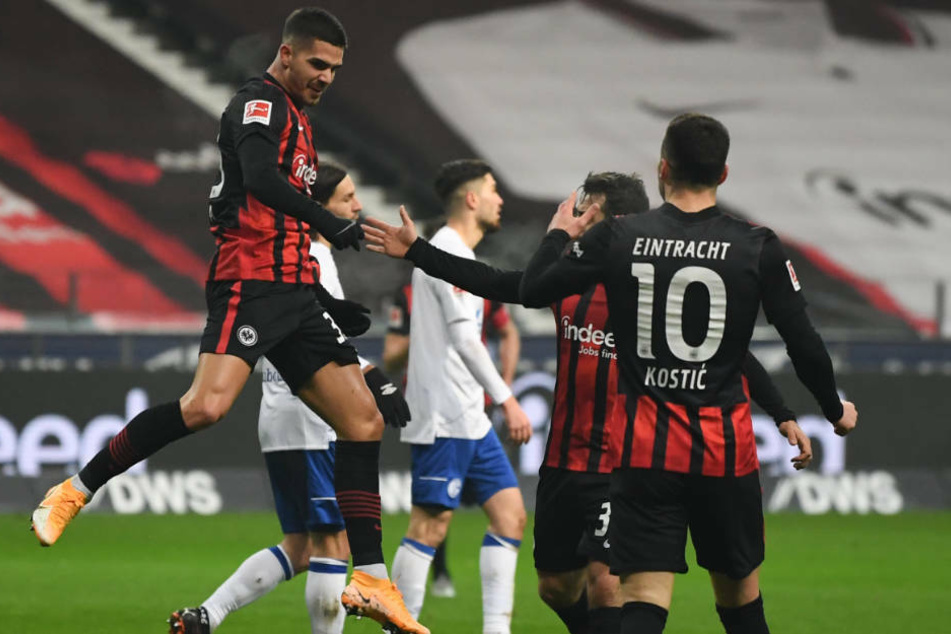 André Silva jubelt über seinen Treffer zum 1:0. Doch im direkten Gegenzug gelang Schalke der Ausgleich.