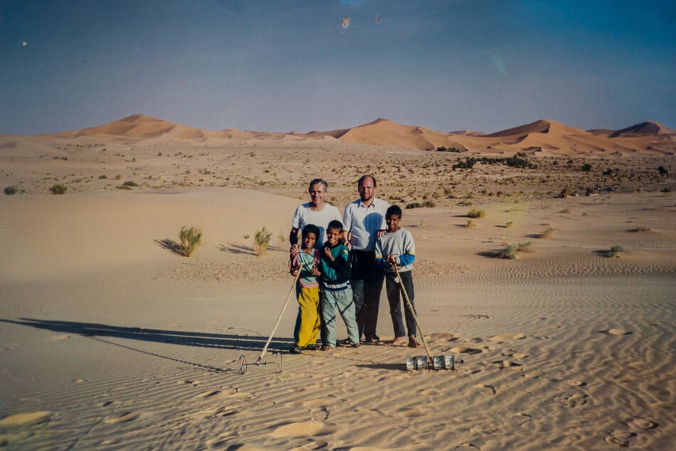 Gruppenbild mit Ordensbruder und drei Kindern aus einer Oase: Andreas Knapp in der Sahara-Wüste von Algerien.