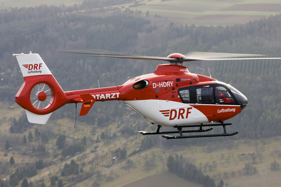 Der schwer verletzte Mann wurde mit einem Helikopter ins Krankenhaus geflogen. (Symbolbild)