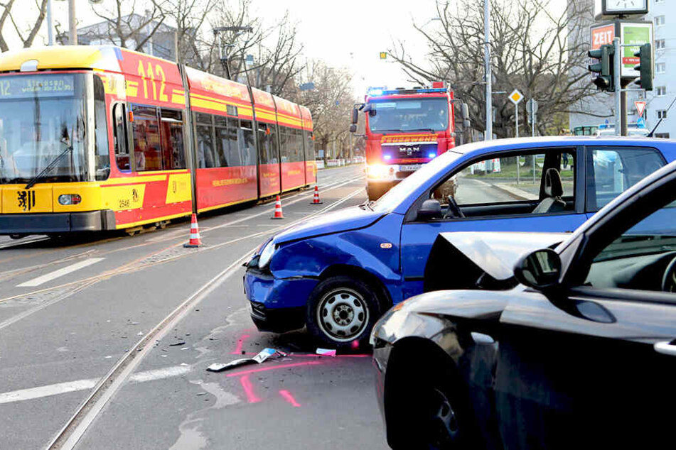 Auch die Berufsfeuerwehr war am Ort des Crashs gefordert.