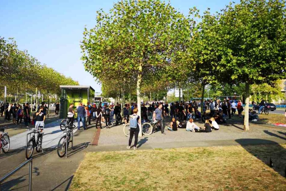 Auch die Hauptgruppe der Linken vorm Landtag wird zahlenmäßig im Augenblick kleiner.