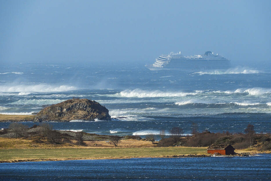 Die Traumreise wird zum Horrortrip: Bei einem Sturms gerät ein Kreuzfahrtschiff mit 1373 Menschen an Bord vor der norwegischen Küste in Seenot.