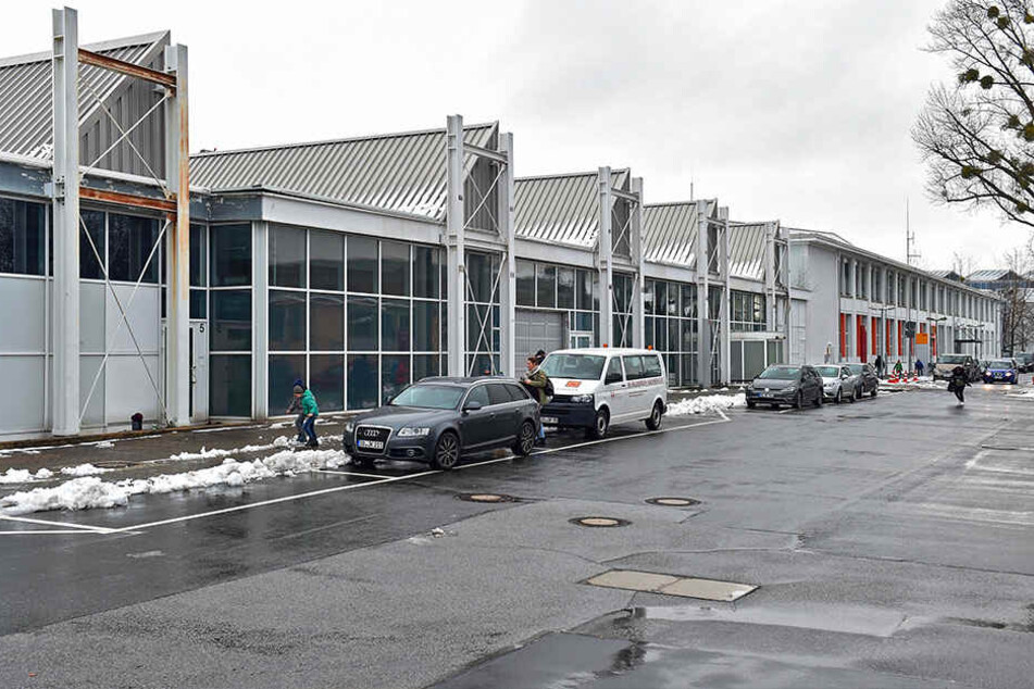 Die Szenekünstlerin schenkt dem alten Terminal eine neue Farbschicht, bald wird das Gebäude aber abgerissen.