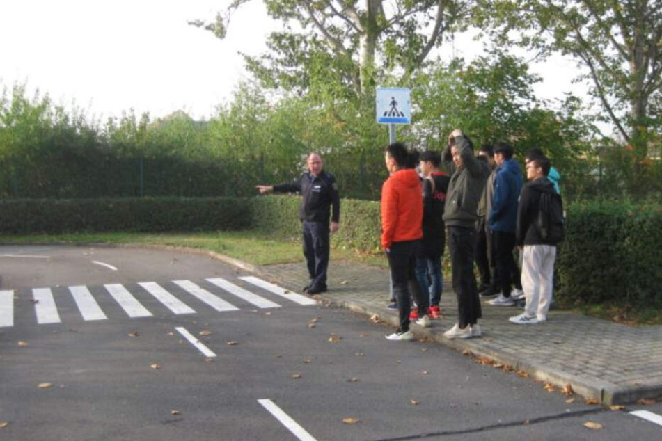 Der Beamte der Polizei Kamenz zeigt seinen Fahrschülern alles, was im Straßenverkehr von Bedeutung ist.