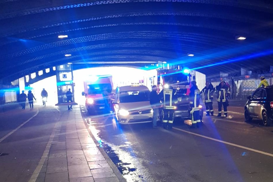 Die Venloer Straße wurde nach dem Unfall in beide Richtungen gesperrt.