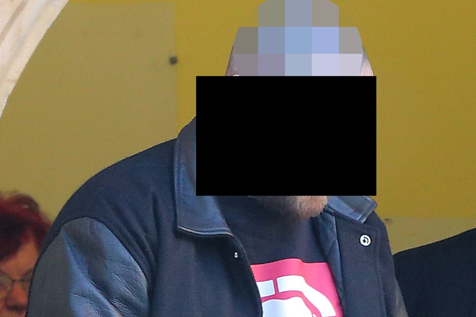 Rüdiger B. (30) prügelt auf seinen Nachbarn (57) ein.