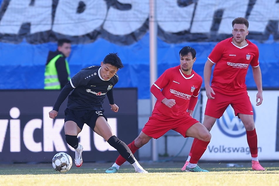 Jongmin Seo (22, l.) sah in Zwickau Gelb-Rot.