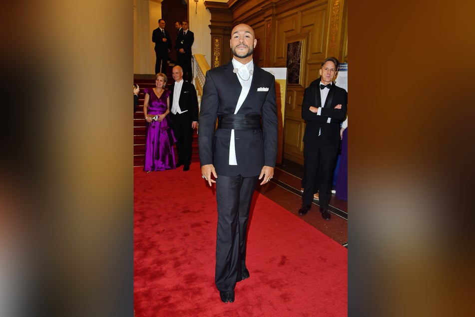 Extravagant gestylt - "Sam"-Darsteller Malick Bauer (35) mit Kummerbund überm Smoking.