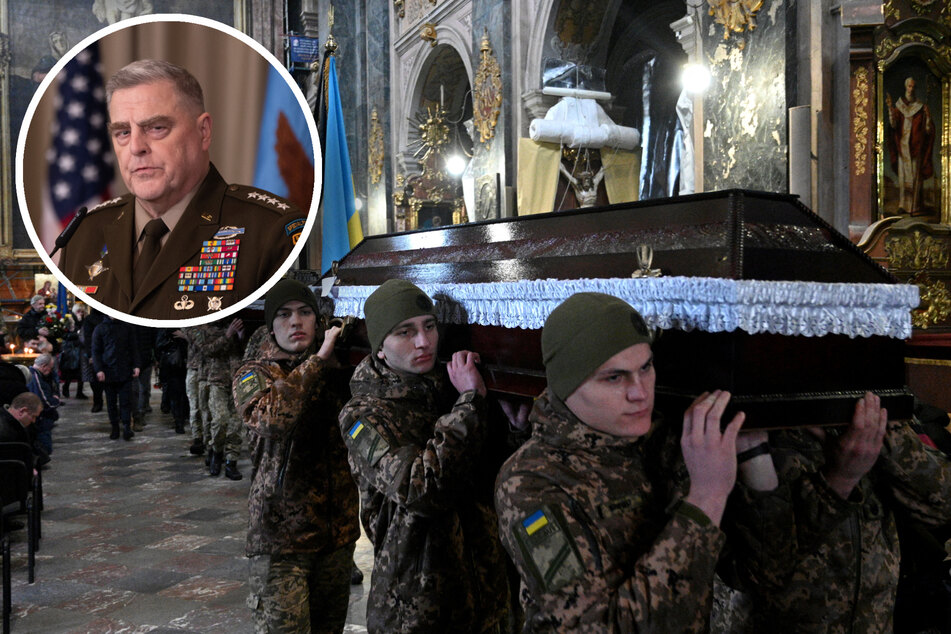 Ukrainische Soldaten tragen einen gefallenen Kameraden zu Grabe. Der brutale Konflikt fordert hohe Opfer auf beiden Seiten. Derweil geht US-Generalstabschef Mark Milley davon aus, dass sich der Krieg noch länger hinziehen wird.