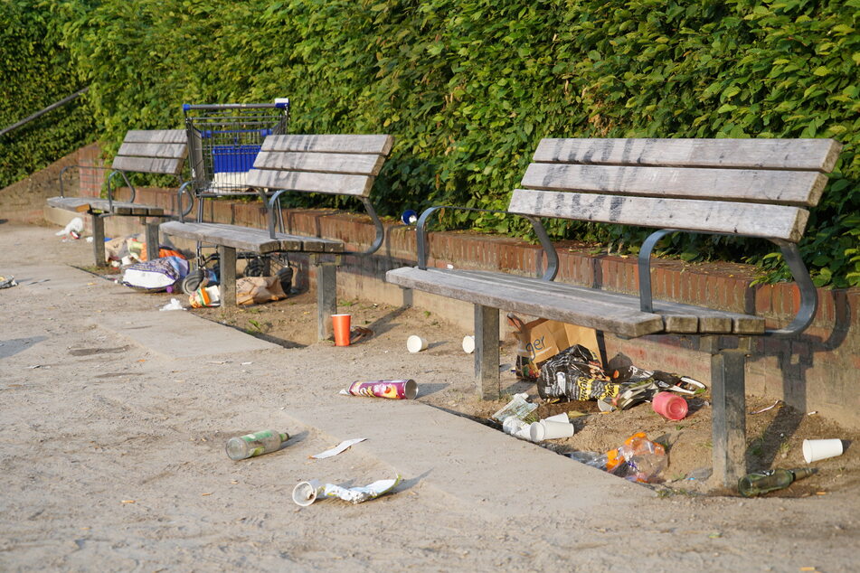 Die Hinterlassenschaften nächtlicher Stadtpark-Besucher.