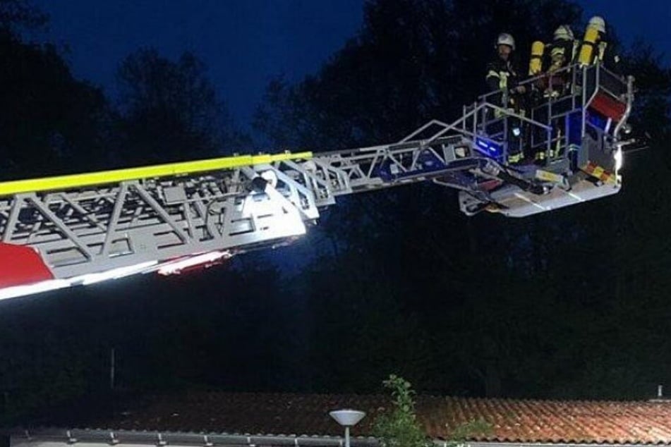 Die Feuerwehr brachte eine Drehleiter zum Einsatz. (Symbolbild)