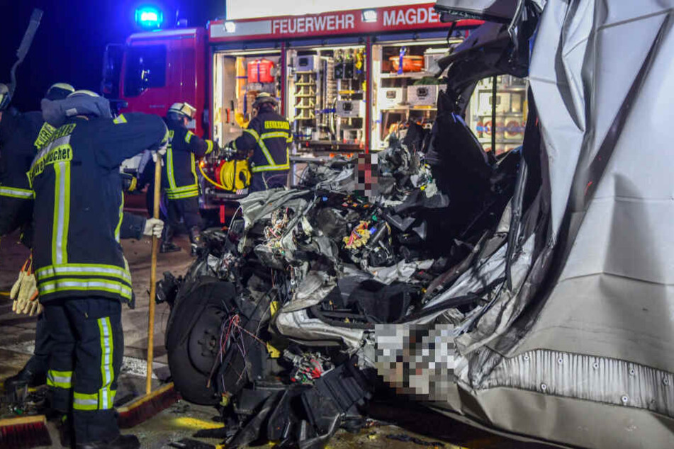 Für den Fahrer kam jede Hilfe zu spät, er war sofort tot.