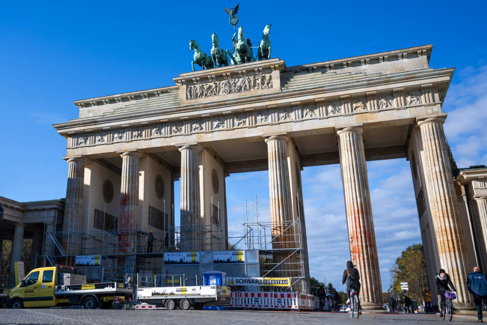 Die Sicht auf das Berliner Wahrzeichen wird zurzeit von einem großen Baugerüst "verschandelt".