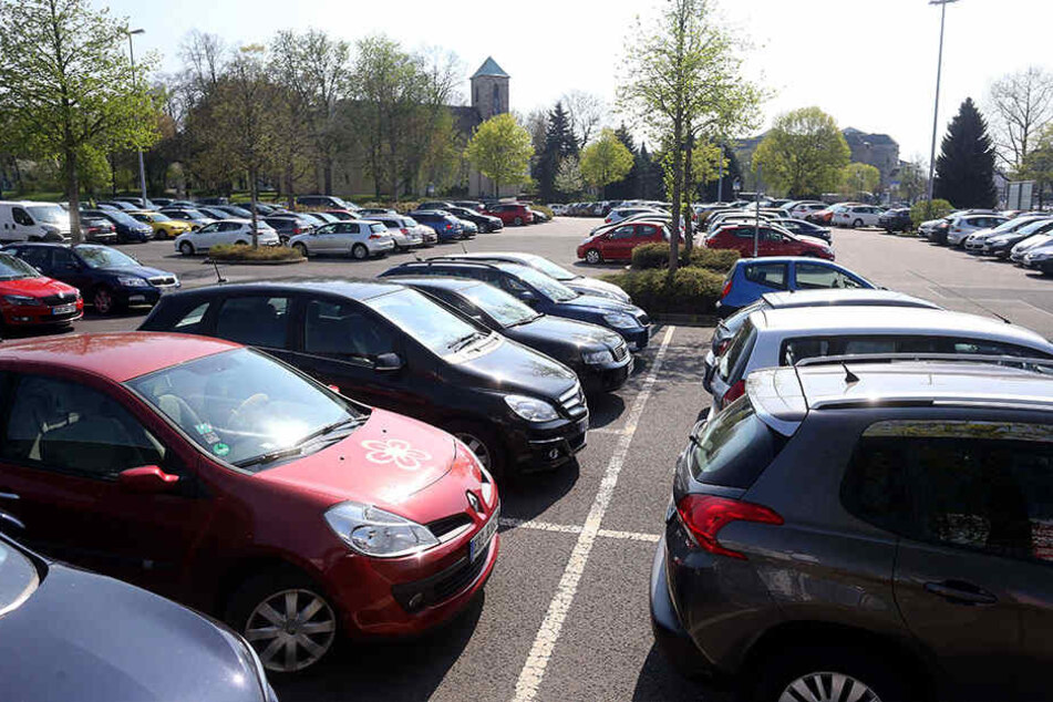Kein Platz mehr: Autofahrer lasten den Parkplatz an der Johanniskirche derzeit zu 100 Prozent aus.