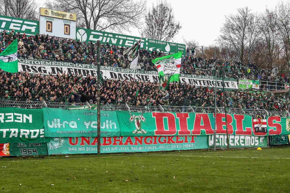 Der 27-Jährige trug eine Mütze des Fußballvereins BSG Chemie Leipzig.