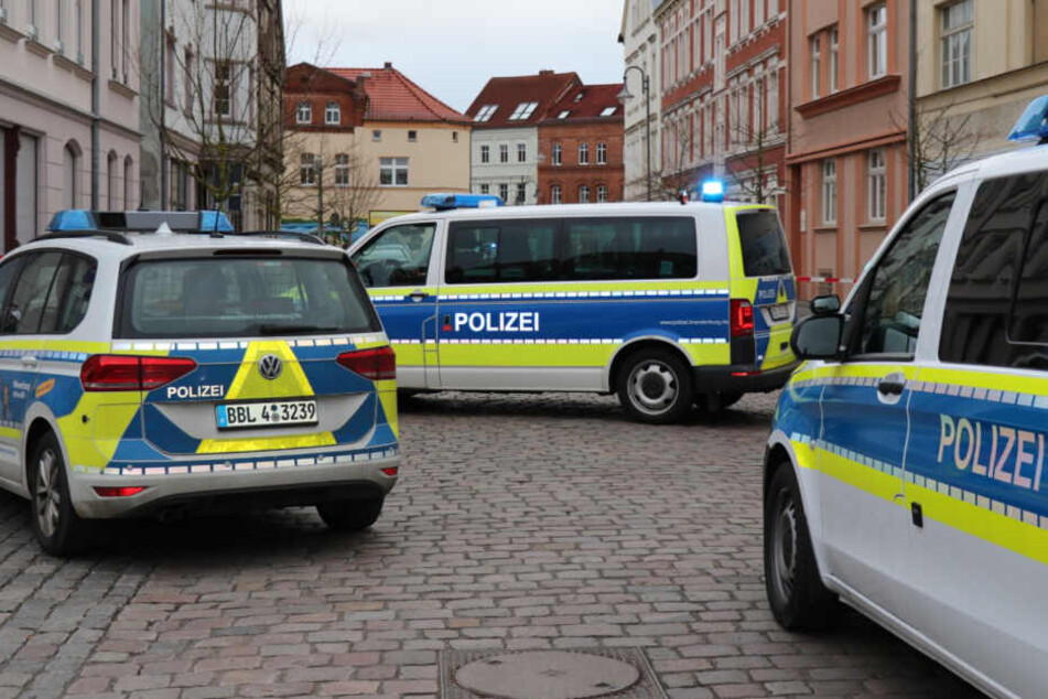 Mit Polizeiwägen sperrten die Einsatzkräfte die Straße.