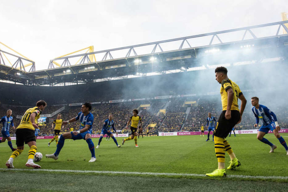 Der Qualm aus dem Gästeblock der Nordtribüne zieht durchs Stadion.