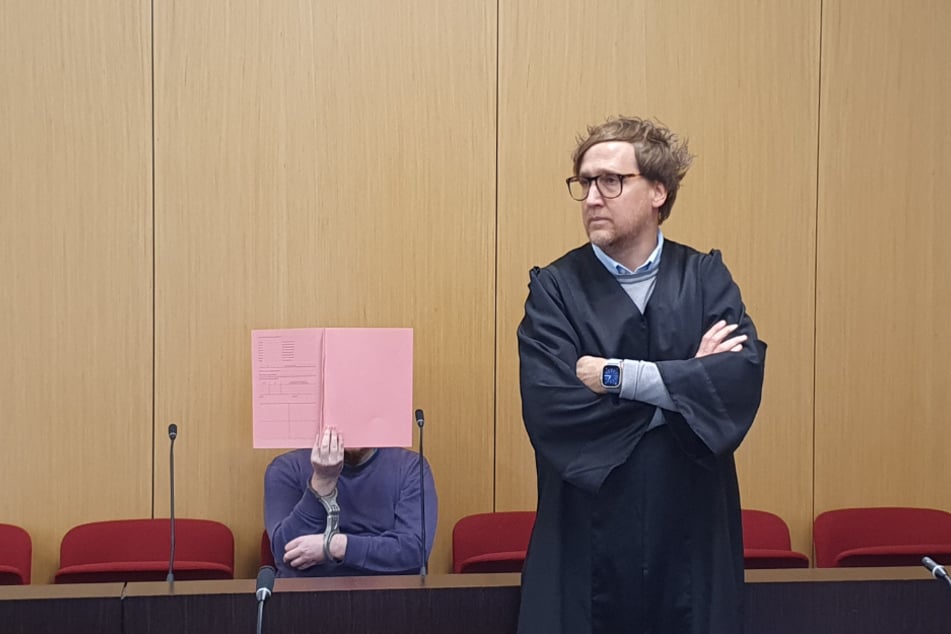 Der Angeklagte (l.) hatte die schweren Vorwürfe noch beim Prozessauftakt gestanden. Rechts daneben steht sein Verteidiger.