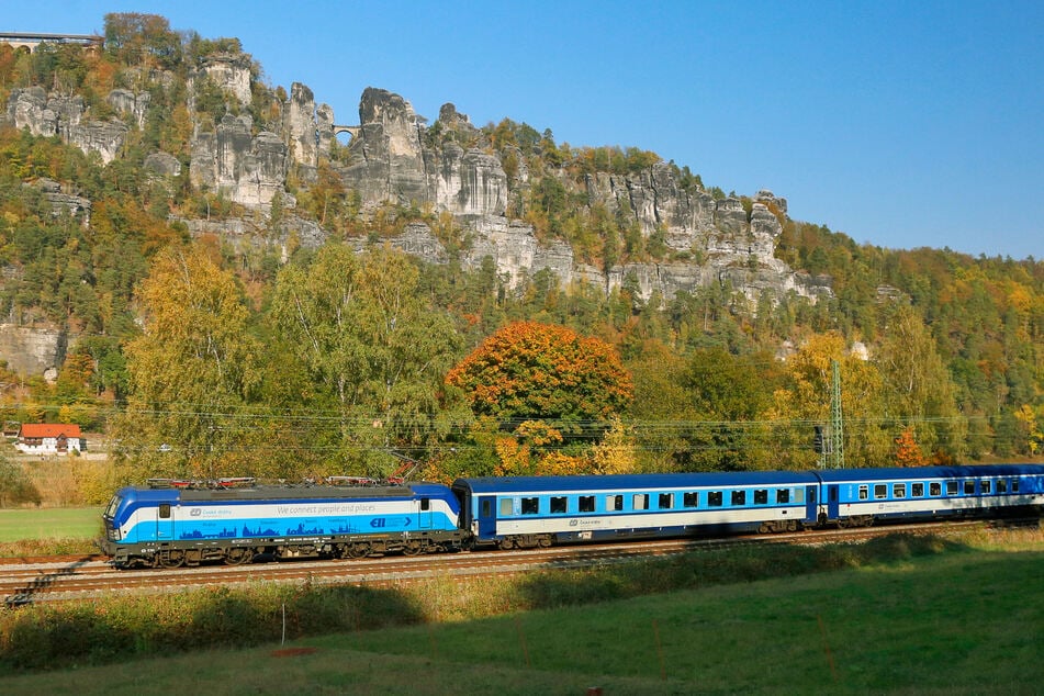 Ein tschechischer Zug auf dem Weg durchs Elbsandsteingebirge. Für einen Neubau der Strecke Dresden-Prag fehlt das Geld.