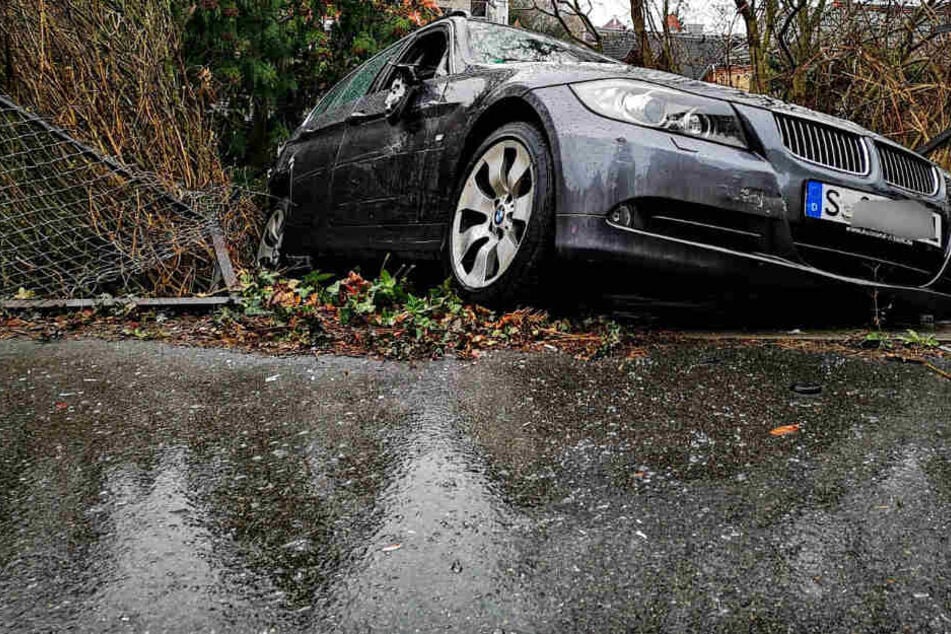 Dieser BMW stürzte mehrere Meter in die Tiefe, weil der Fahrer beim Ausparken versehentlich den Rückwärtsgang eingelegt hatte.