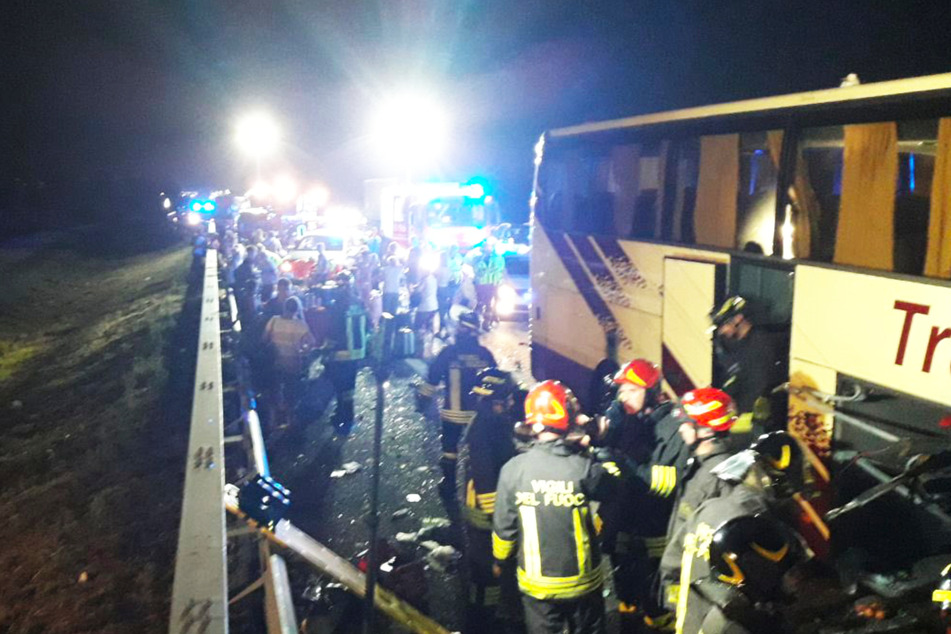 Mindestens drei Menschen wurden bei dem Zusammenstoß zwischen einem Reisebus und einem Lastwagen am Freitagabend so schwer verletzt, dass sie in Lebensgefahr schwebten.