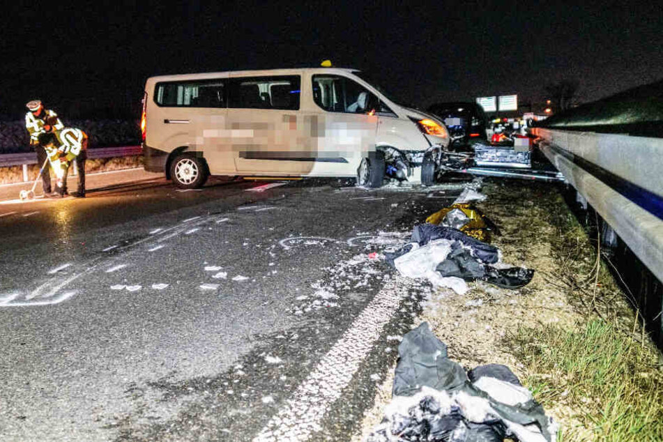 Der Fahrer dieses Taxi-Busses krachte in das Gespann.