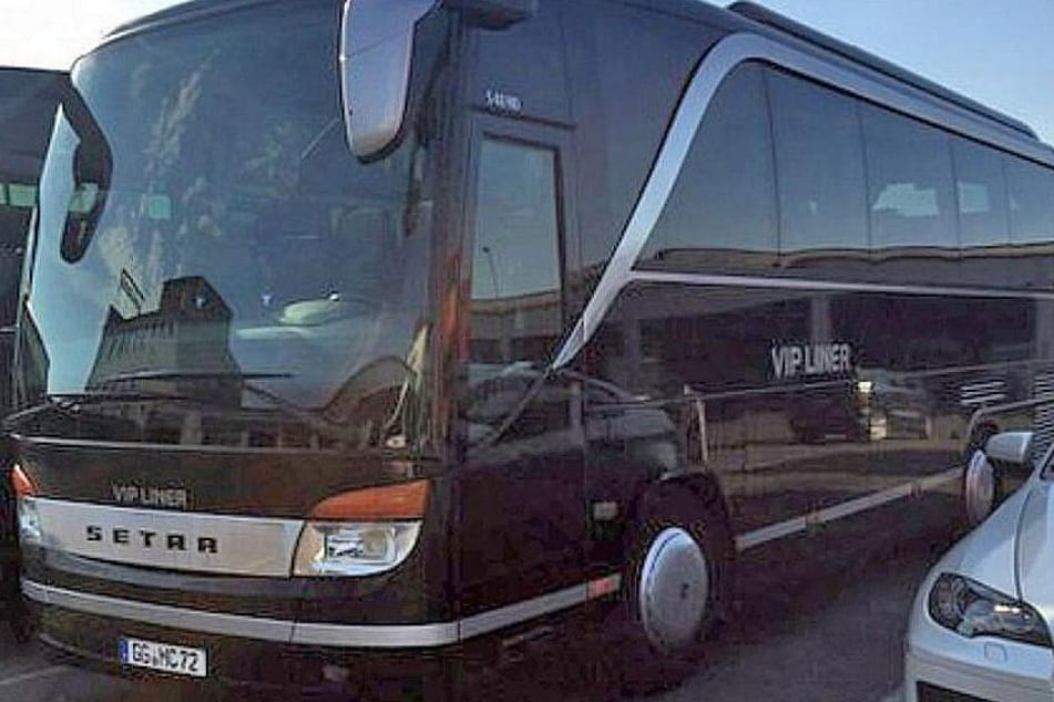 Der schwarze „VIP-Liner“ wurde aus einer Fahrzeughalle entwendet.