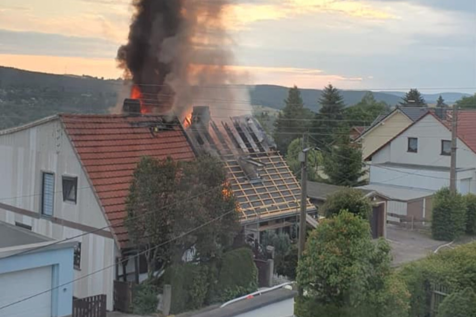 Doppelhaushälfte in Flammen: Passanten wählen sofort den Notruf