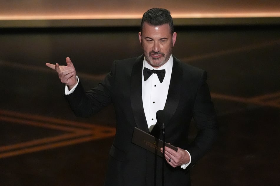Bei den Oscars 2026 teilte US-Moderator Jimmy Kimmel (58) heftig gegen die Trump-Regierung aus.