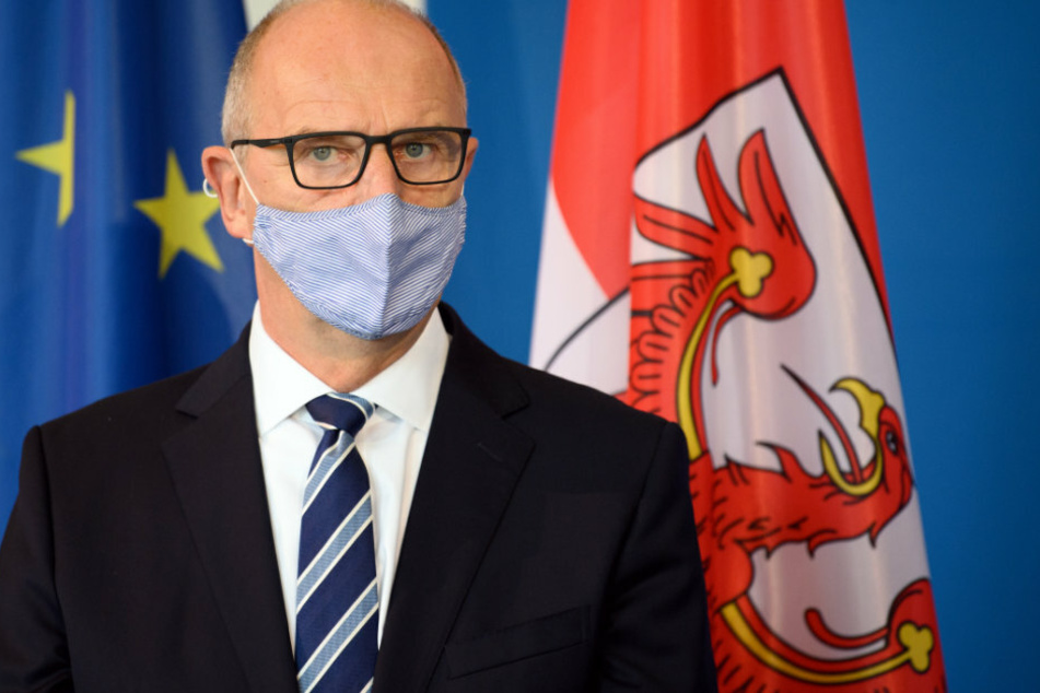 Dietmar Woidke (59, SPD), Ministerpräsident von Brandenburg, hat während einer Pressekonferenz über die vom Kabinett zuvor beschlossenen neuen Verordnungen zum Umgang mit der Corona-Pandemie die Mund-Nase-Bedeckung aufgesetzt.