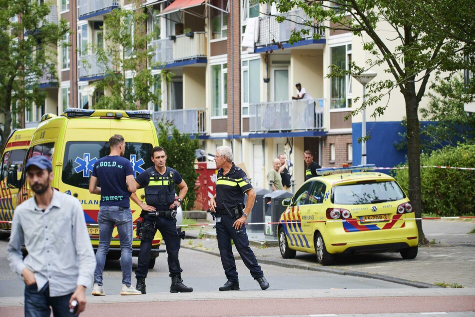 Polizisten und Krankenwagen stehen am Einsatzort.